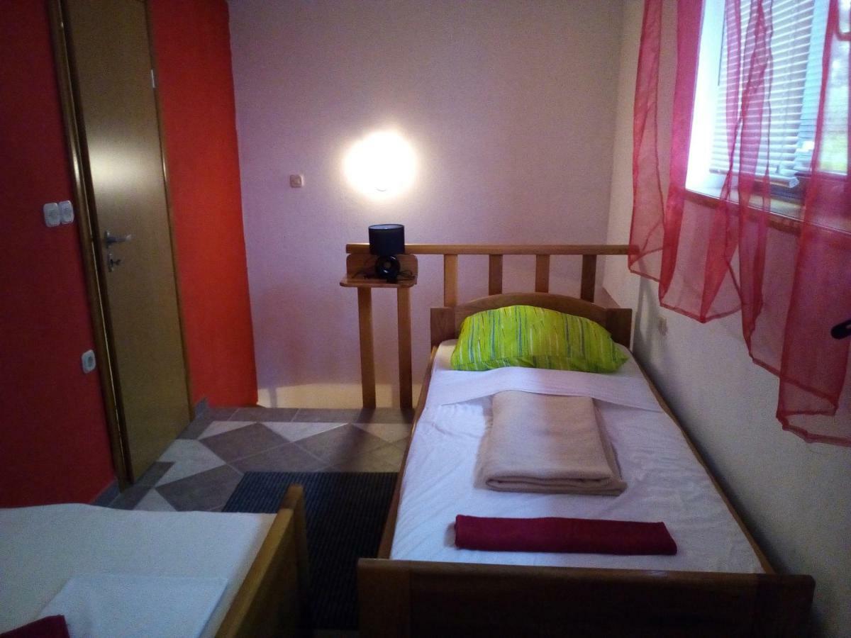 Studio Apartman Hrast Seline Kültér fotó