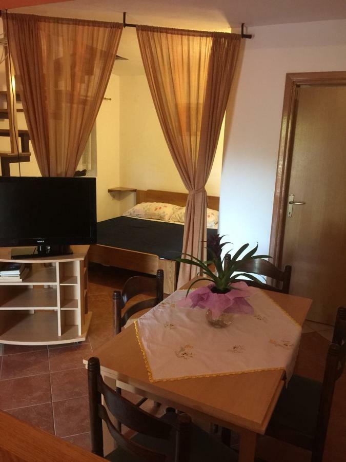 Studio Apartman Hrast Seline Kültér fotó
